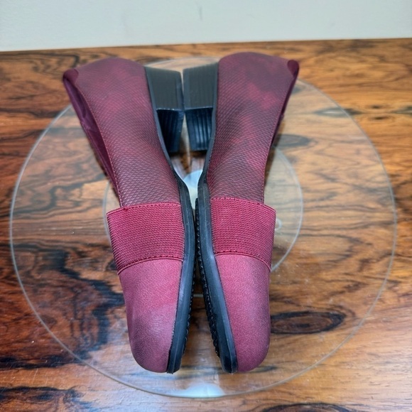 Trotters Melinda Slip-On in Burgundy Snake size 6 - Picture 13 of 16